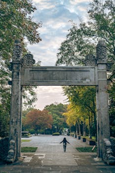 国际能源署预测大幅调整；伊朗强硬表态，波斯湾局势剑拔弩张。