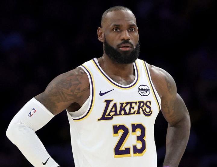 詹姆斯复出之夜;艾顿盛赞其超强适应力,伟大球员总能无缝融入任何体系。 体育新闻