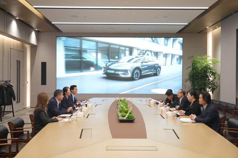 人工智能赋能千行百业;香港联通全球创新网络;蔡冠深调研阿里巴巴斑马智能释放积极信号。 汽车科技