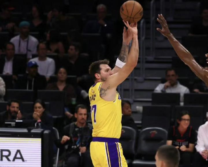 东契奇表现炸裂却缺席MVP热门,雷迪克直言:抱怨裁判成常态。 体育新闻 东契奇表现炸裂却缺席MVP热门,雷迪克直言:抱怨裁判成常态。 体育新闻 东契奇表现炸裂却缺席MVP热门,雷迪克直言:抱怨裁判成常态。 体育新闻