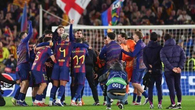  胜利余温未散，弗里克召集全队围成一圈；一句放假宣言，瞬间引爆更衣室热情。 体育新闻 胜利余温未散，弗里克召集全队围成一圈；一句放假宣言，瞬间引爆更衣室热情。 体育新闻