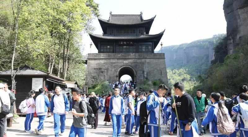这个清明，无数家庭选择了剑门关：在峥嵘崔嵬的雄关之下，找回课本里走失的诗意 文化旅游