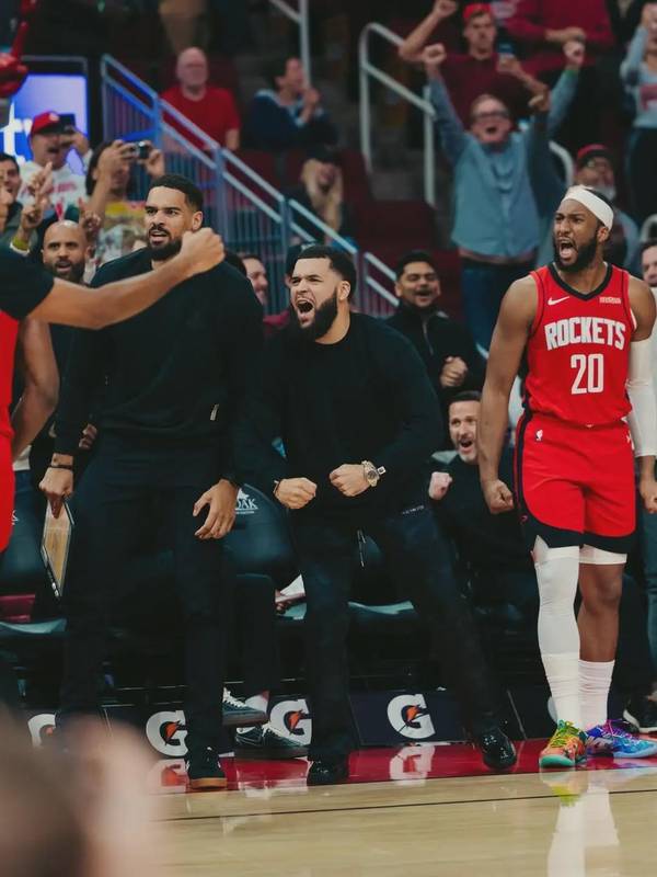  当铁人也撑不住了：杜兰特的膝盖与乌杜卡的8人轮换困局 体育新闻