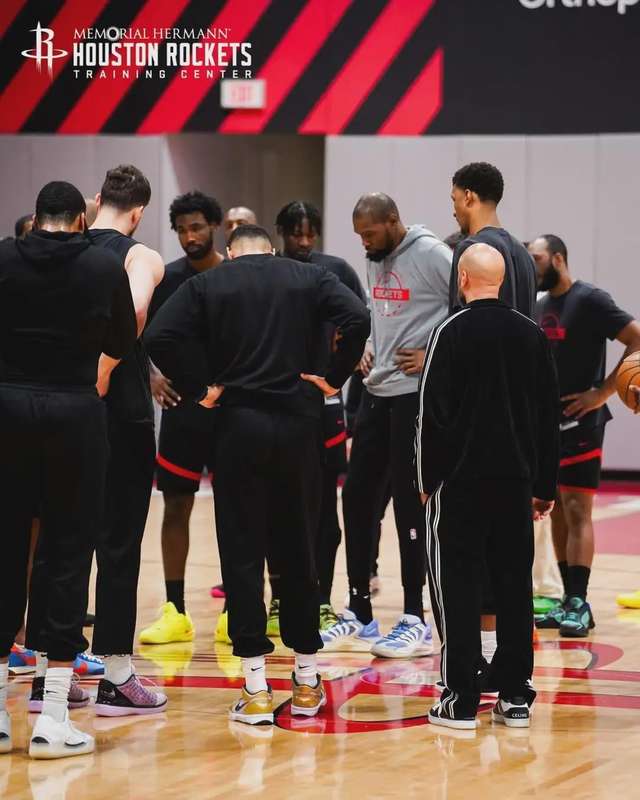  当铁人也撑不住了：杜兰特的膝盖与乌杜卡的8人轮换困局 体育新闻