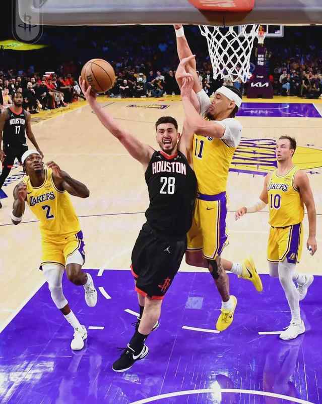  当铁人也撑不住了：杜兰特的膝盖与乌杜卡的8人轮换困局 体育新闻